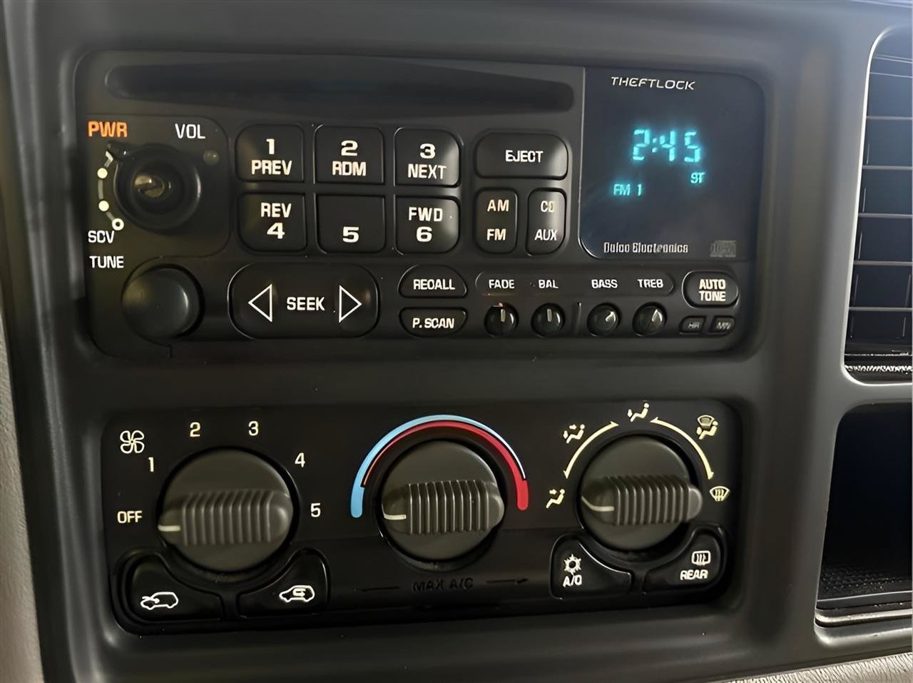 Used 2000 Chevrolet Suburban 2500 LS w/ LS Preferred Equipment Group AWD/4WD image 22