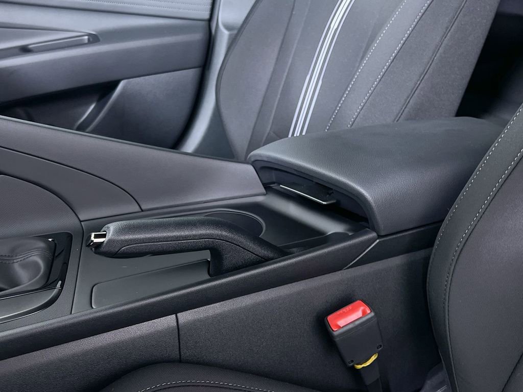 Used 2025 Hyundai Elantra Sport image 23