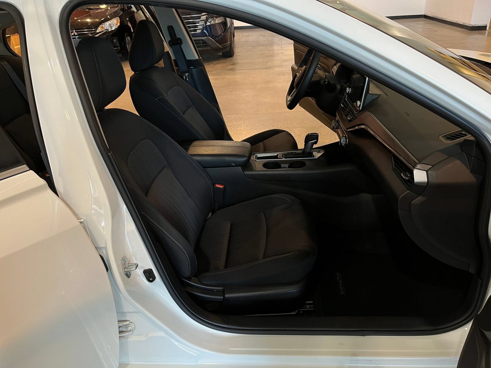 Used 2025 Nissan Altima 2.5 SV FWD image 36
