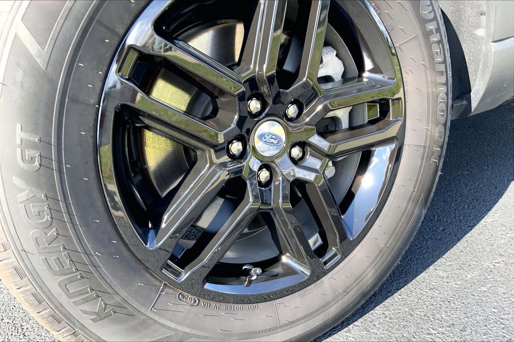 Used 2026 Ford Explorer Active AWD/4WD image 3