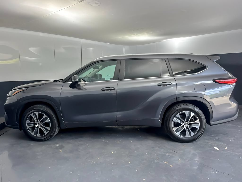 Used 2023 Toyota Highlander XLE FWD image 6