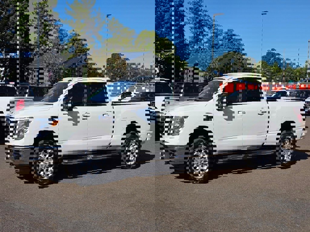 Used 2019 Nissan Titan SV w/ SV Convenience Package image 28