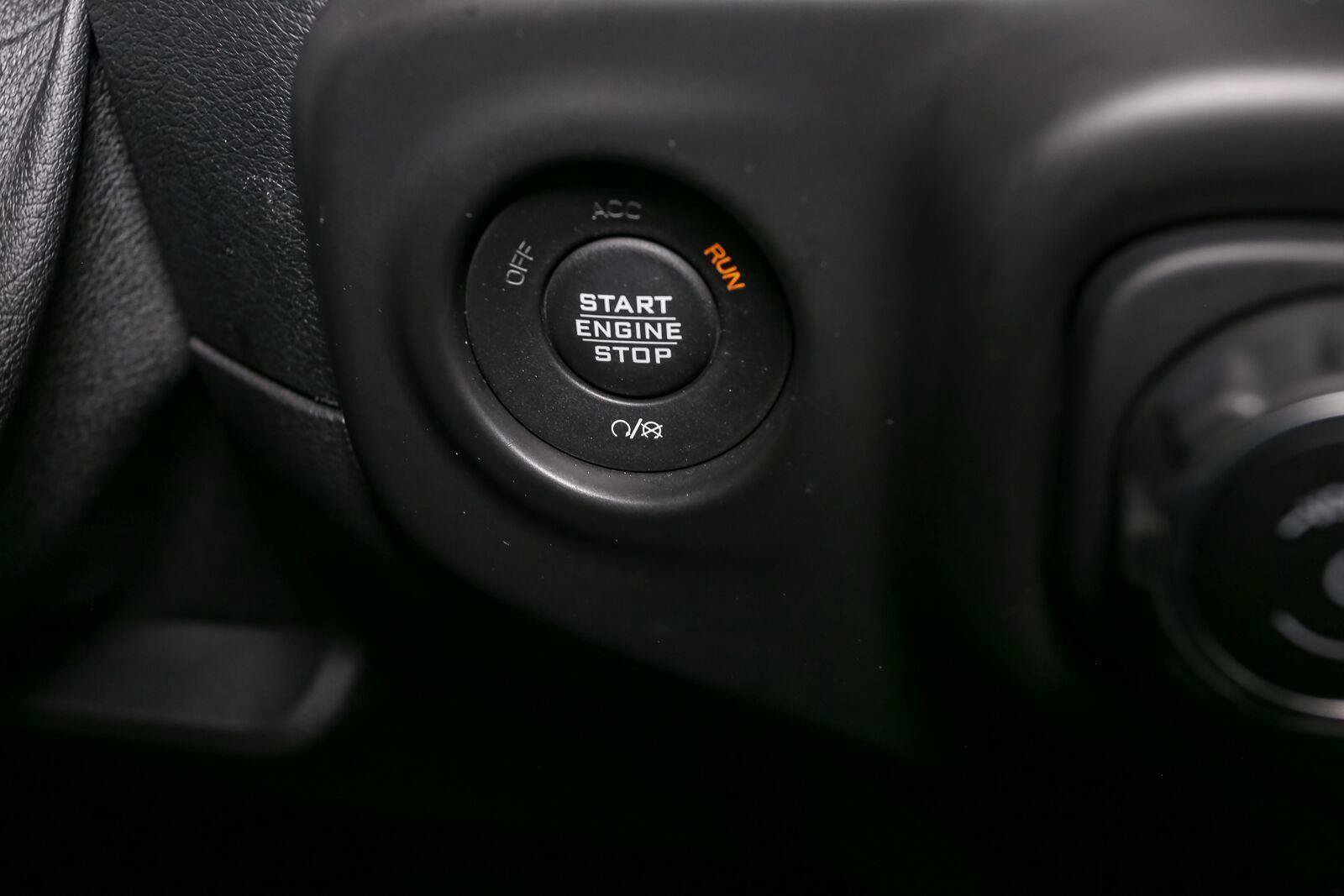 Used 2018 Jeep Wrangler Unlimited Sahara w/ Uconnect 4C Nav & Sound Group AWD/4WD image 25