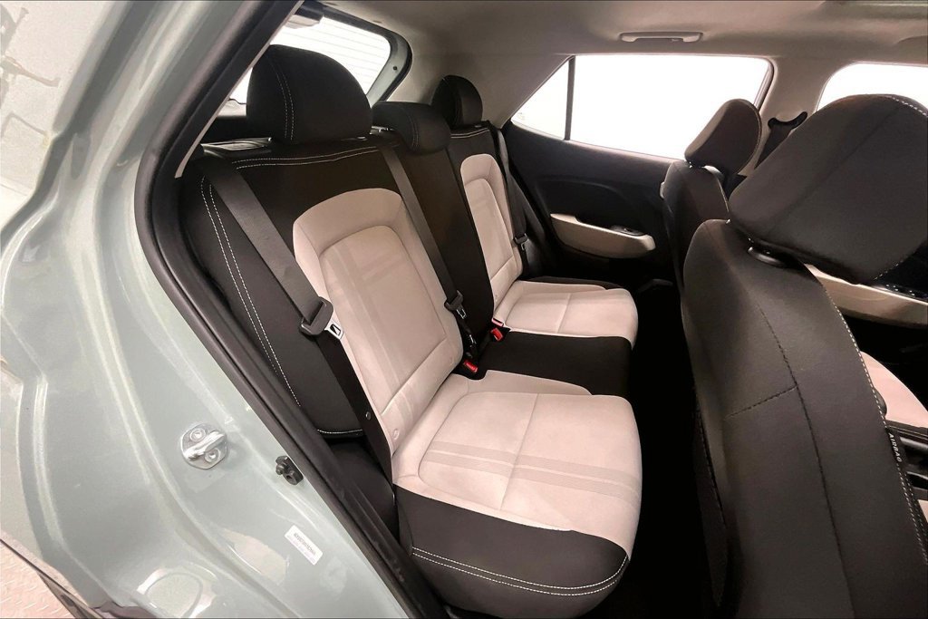 Used 2025 Hyundai Venue SEL FWD image 28