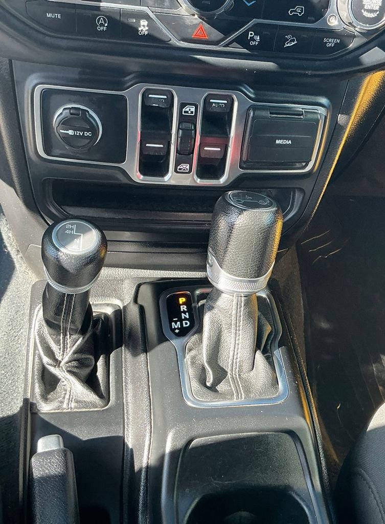 Used 2018 Jeep Wrangler Unlimited Sahara AWD/4WD image 23