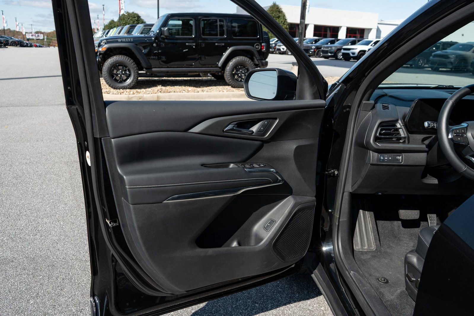 Used 2025 Chevrolet Traverse LT image 16