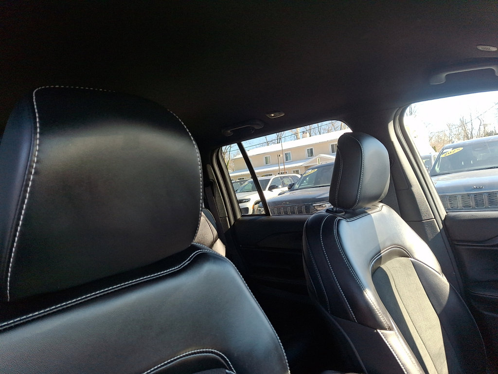 Used 2025 Jeep Grand Cherokee Altitude image 13