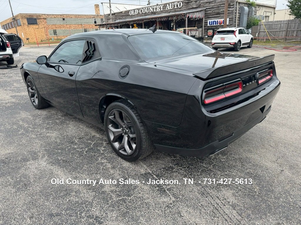 Used 2018 Dodge Challenger SXT Plus RWD image 9