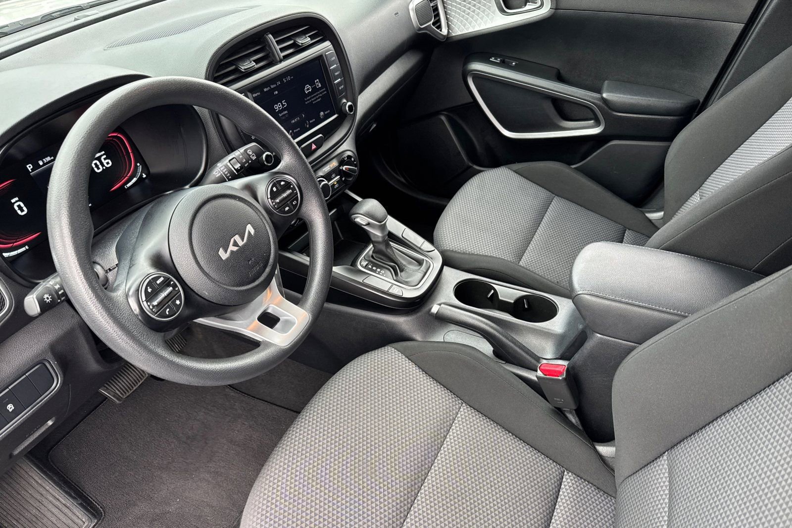 Used 2023 Kia Soul LX w/ LX Technology Package image 9