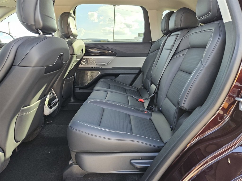 Used 2025 Lincoln Nautilus Reserve image 27