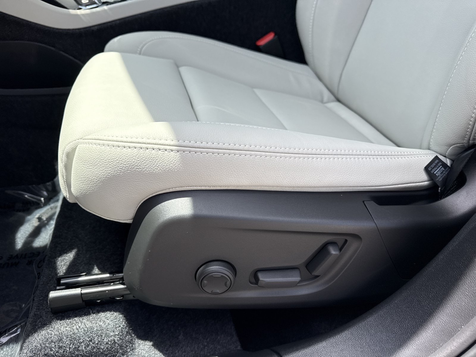 New 2026 Volvo XC40 B5 Ultra w/ Protection Package Premier AWD/4WD image 11