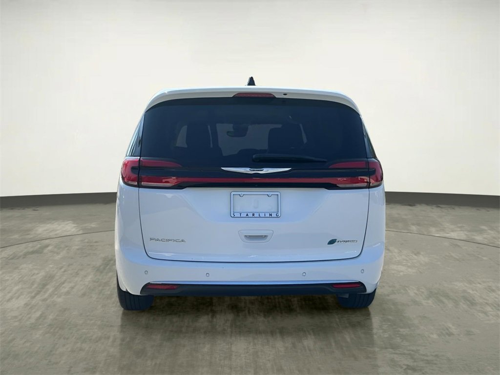Used 2024 Chrysler Pacifica Select image 9