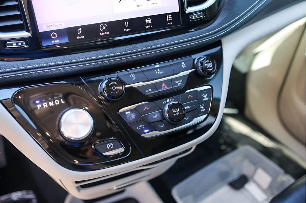 Used 2022 Chrysler Pacifica Touring-L image 22