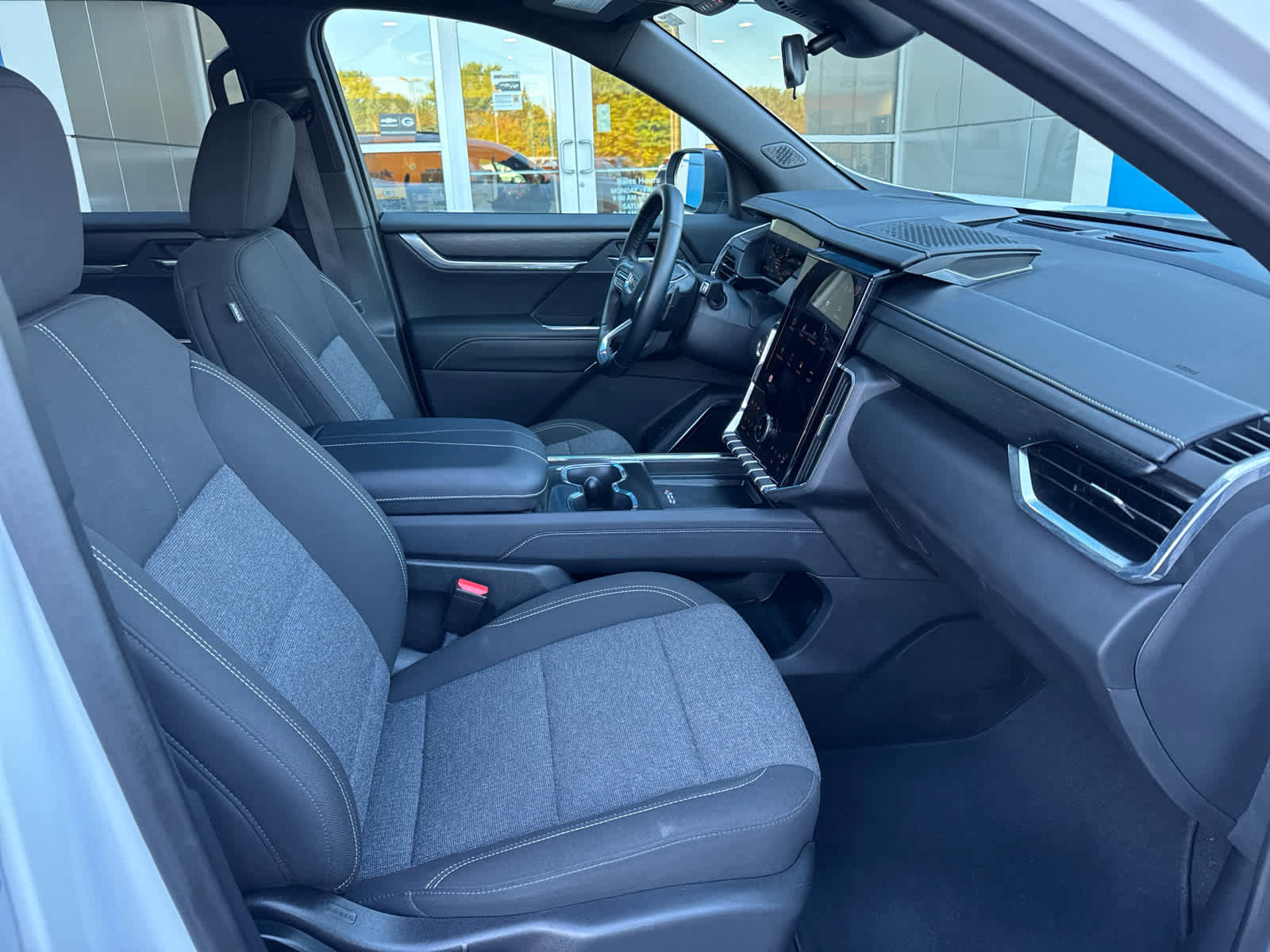 Used 2025 GMC Acadia Elevation image 4