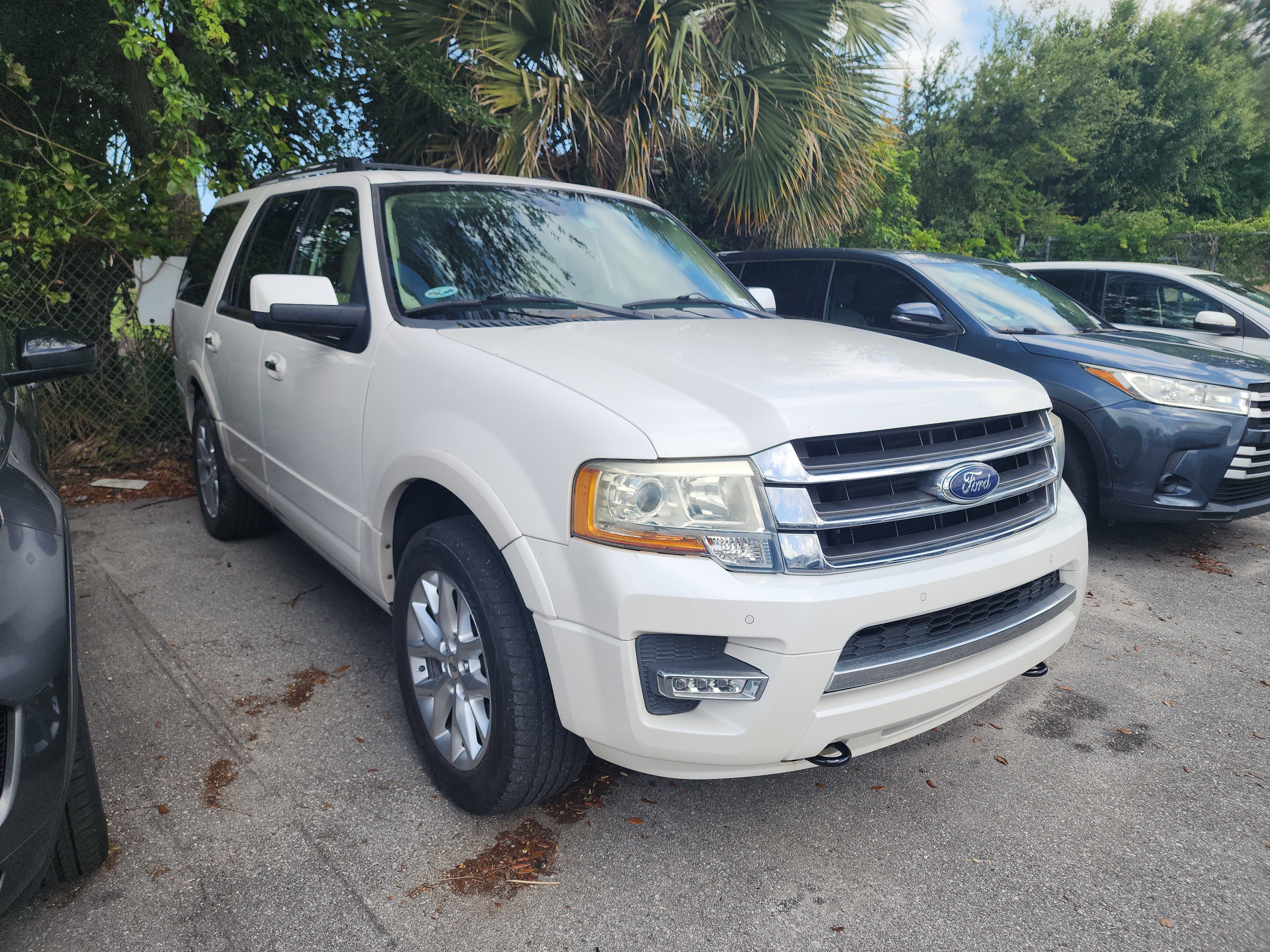 Used 2015 Ford Expedition Limited w/ Equipment Group 301A AWD/4WD image 4