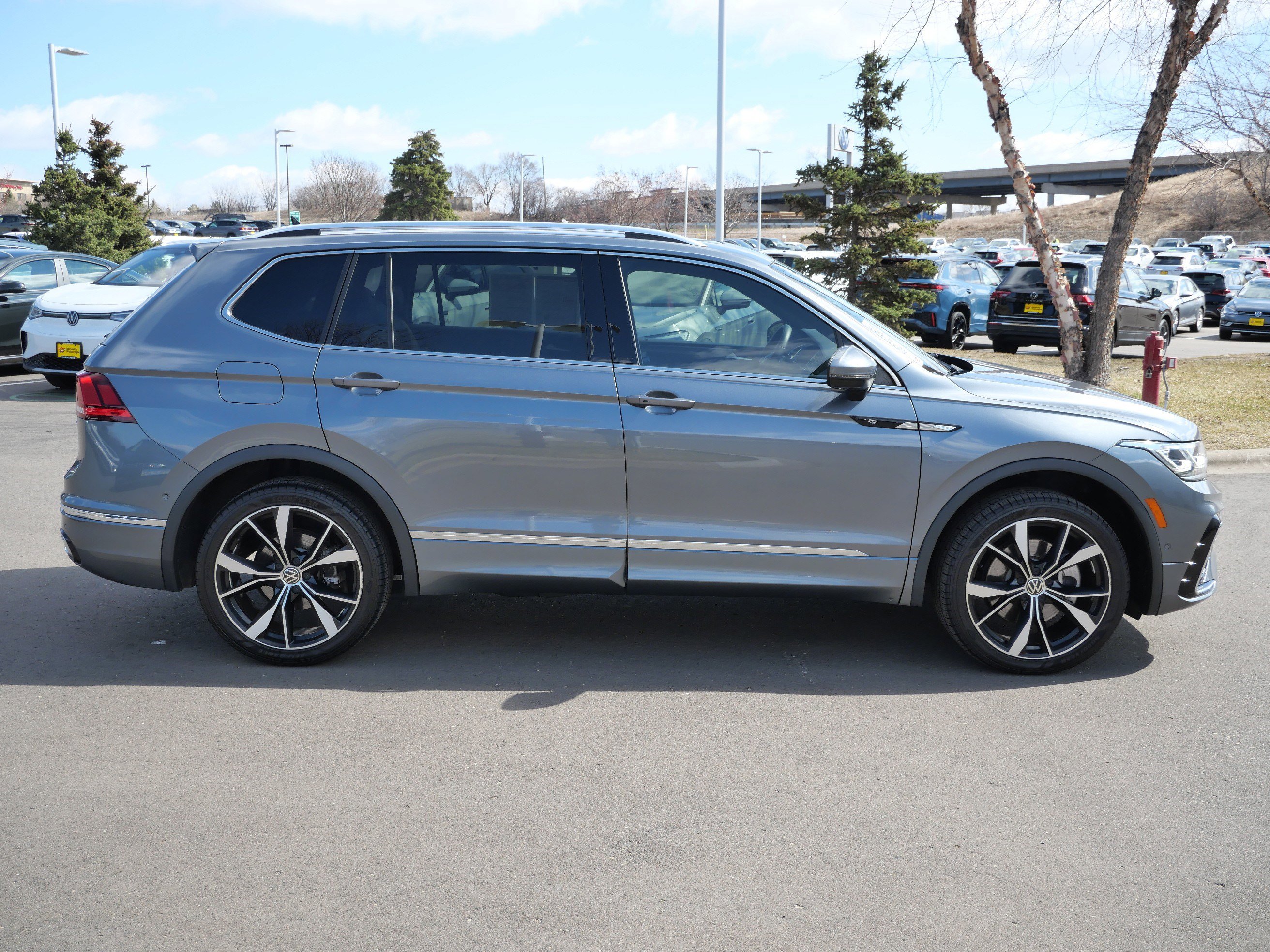 Used 2022 Volkswagen Tiguan SEL R-Line image 8