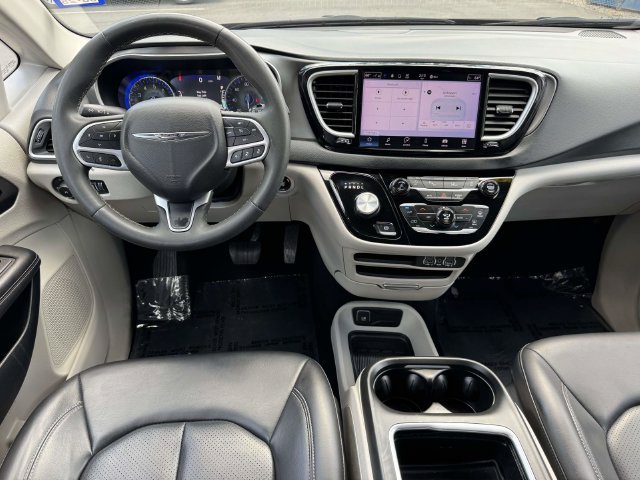 Used 2023 Chrysler Pacifica Touring-L FWD image 3