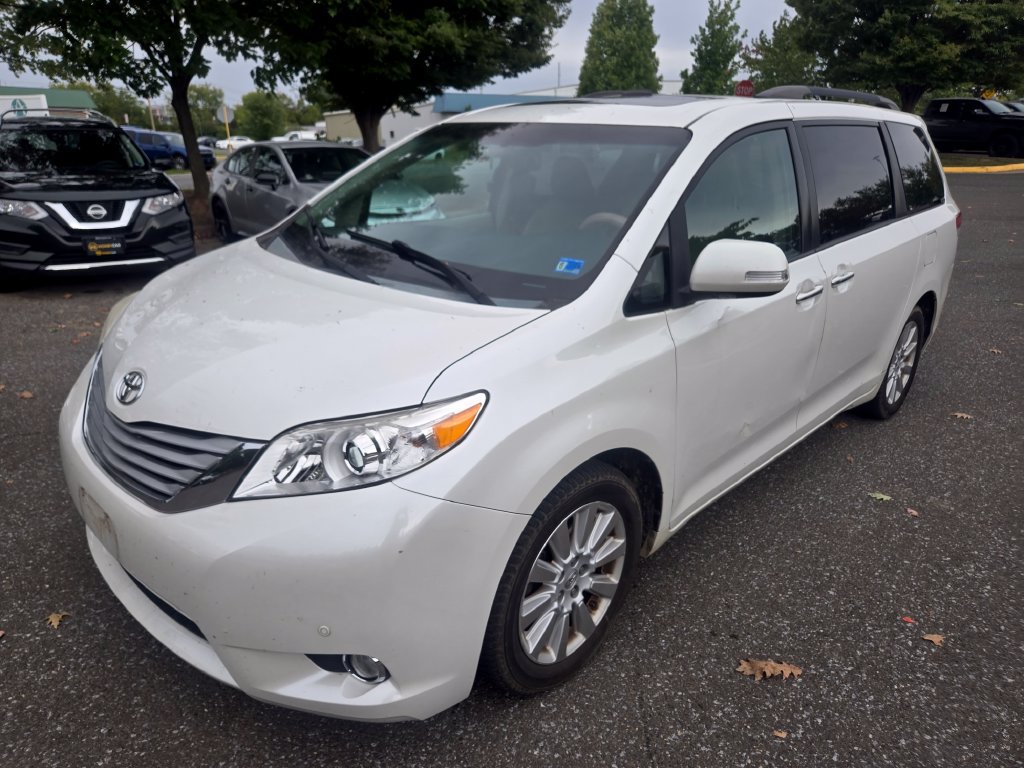 Used 2013 Toyota Sienna Limited w/ Premium Pkg AWD/4WD image 2