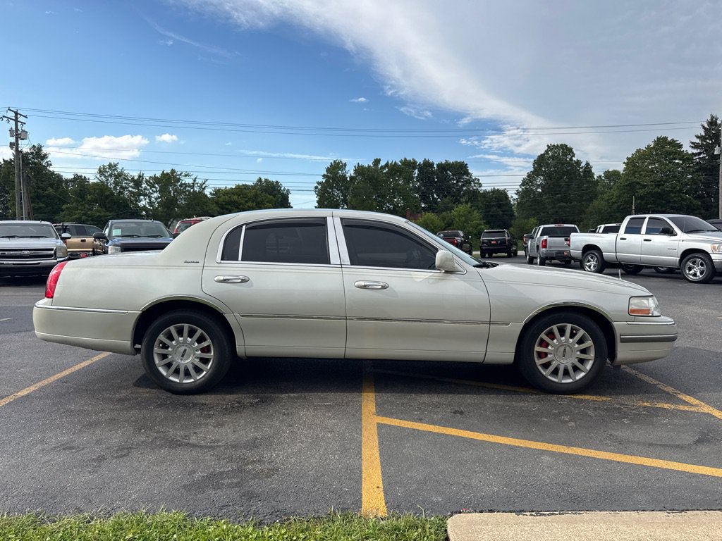 Used 2006 Lincoln Town Car Signature RWD image 5