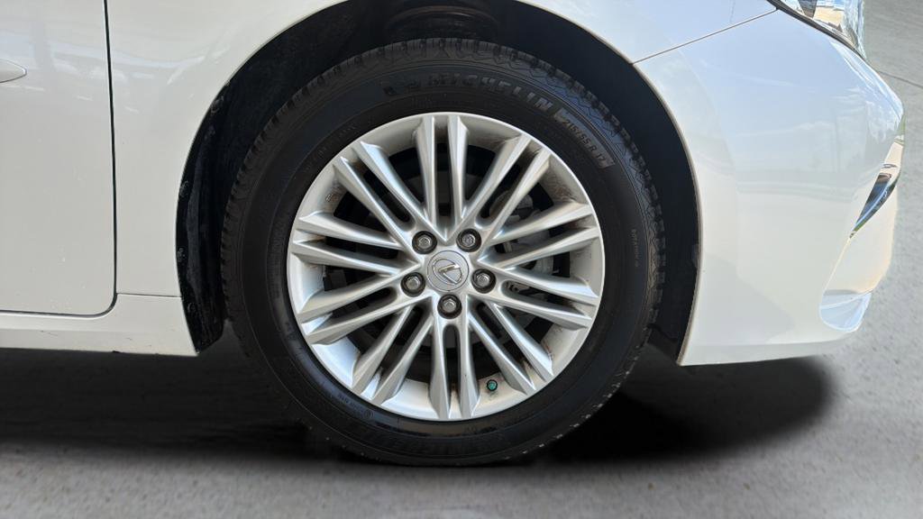 Used 2016 Lexus ES 350 w/ Premium Package w/Wood Trim FWD image 25
