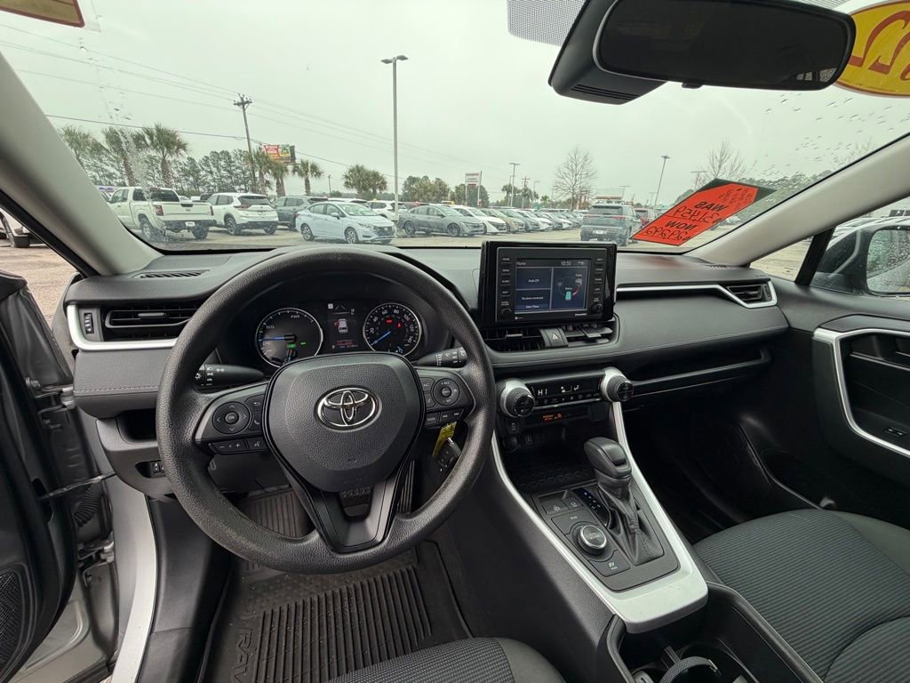 Used 2022 Toyota RAV4 LE image 17