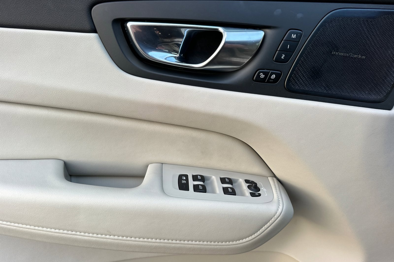 Used 2023 Volvo XC60 T8 Ultimate image 10