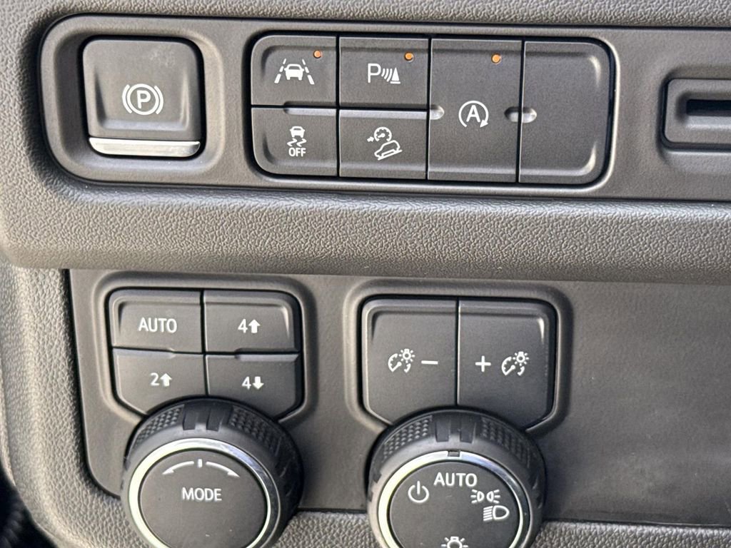 Used 2024 Chevrolet Suburban Premier image 16