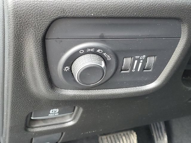 Used 2022 Jeep Grand Cherokee Laredo w/ Luxury Tech Group I AWD/4WD image 8