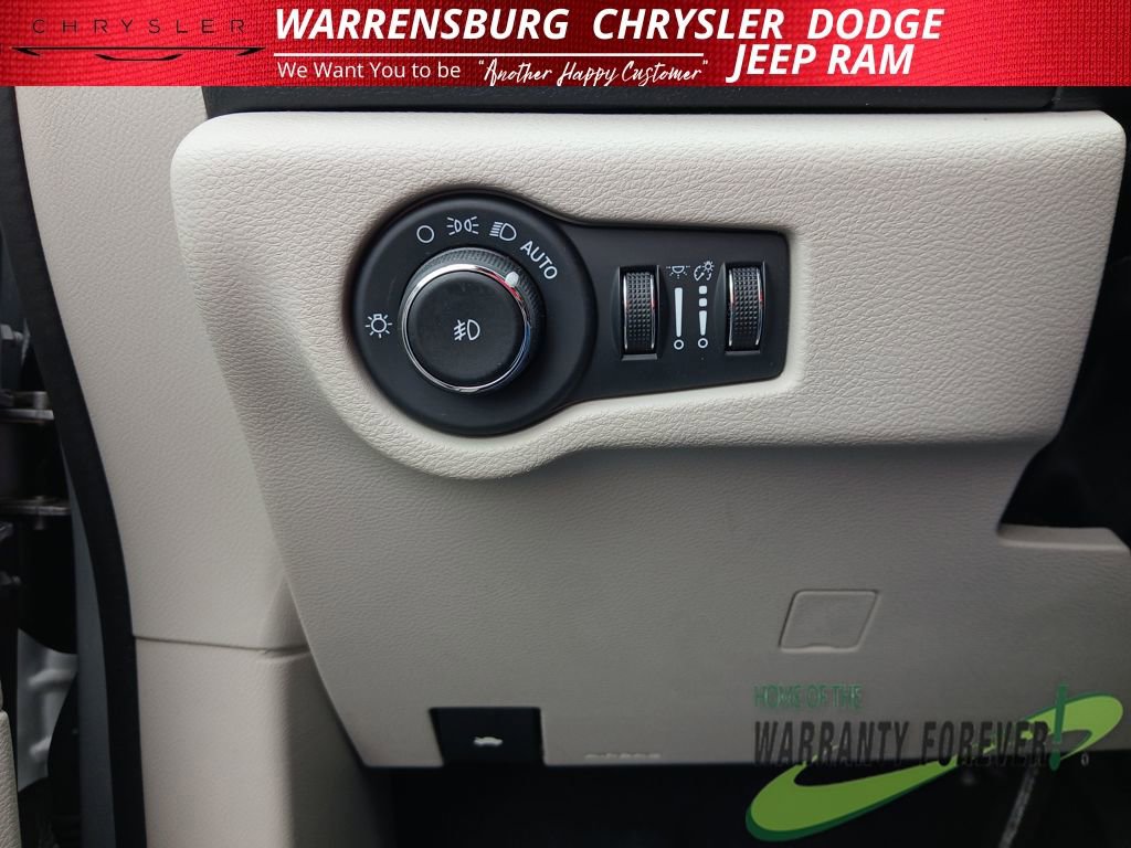 Used 2024 Chrysler Pacifica Touring-L image 28