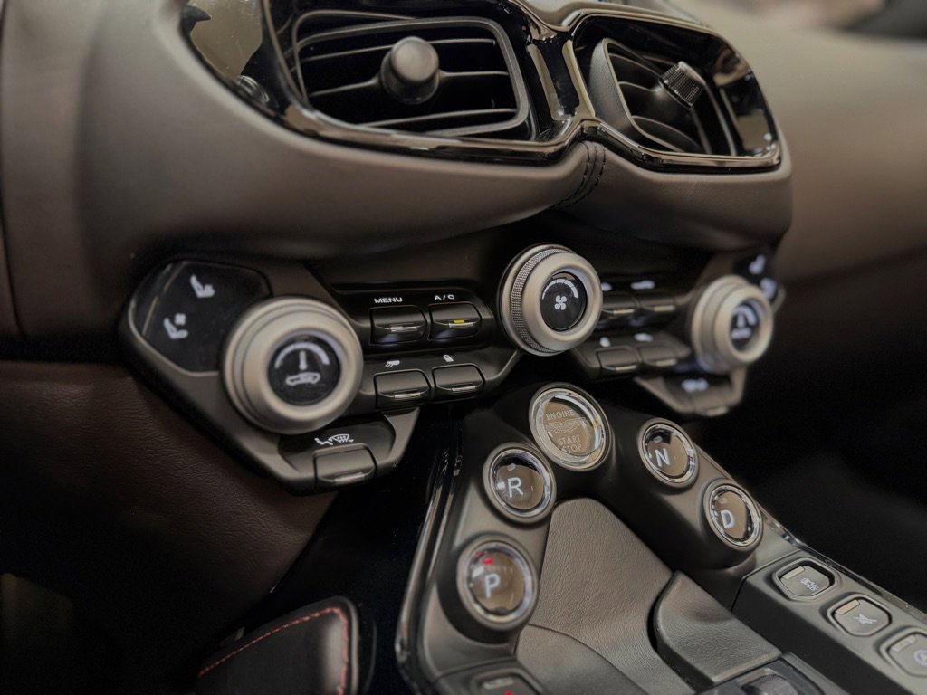 Used 2021 Aston Martin V8 Vantage Roadster image 45