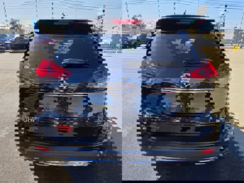 Used 2017 Nissan Rogue SL w/ SL Premium Package image 4