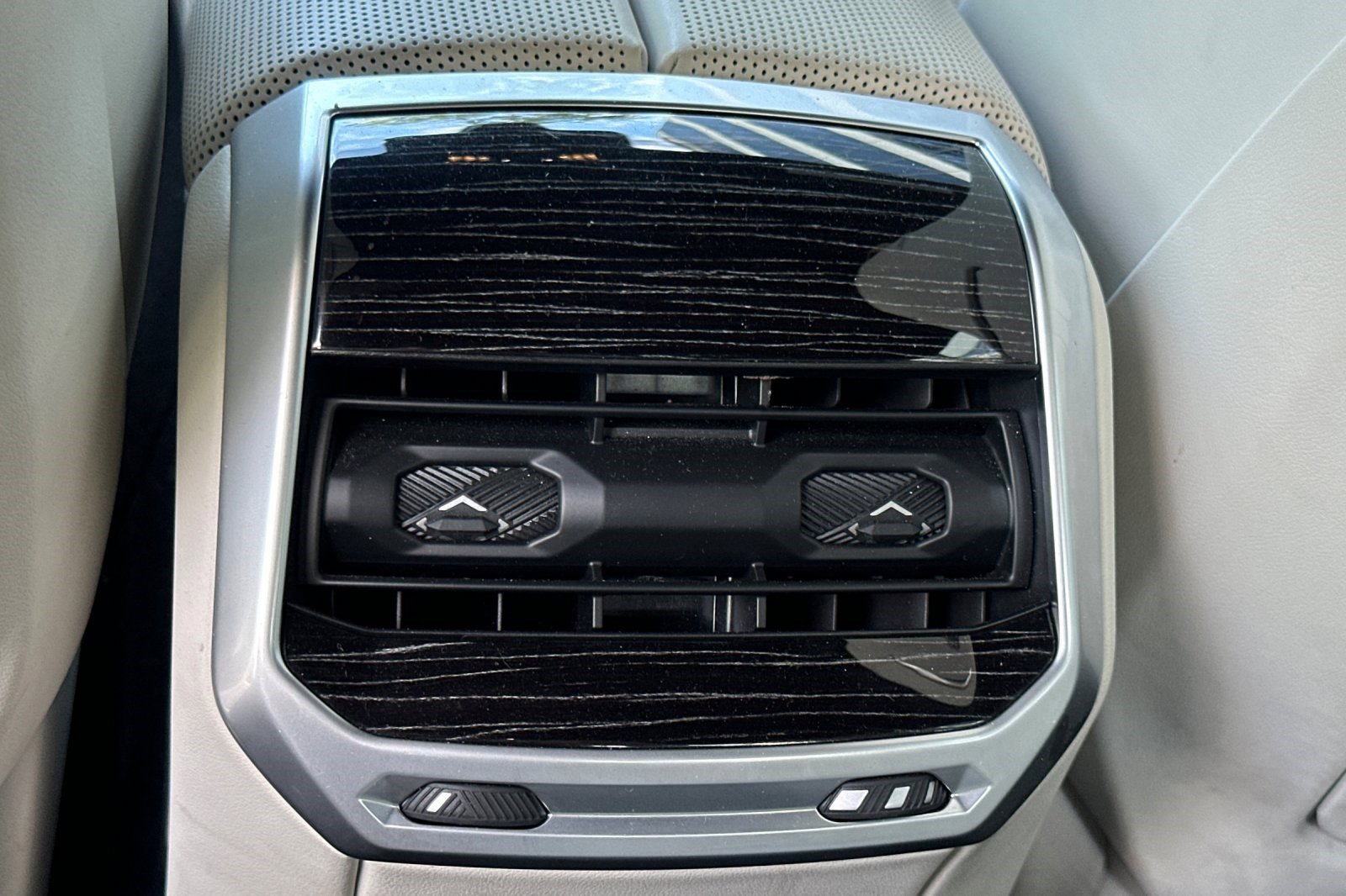 Certified 2025 BMW 740i w/ Premium Package image 16