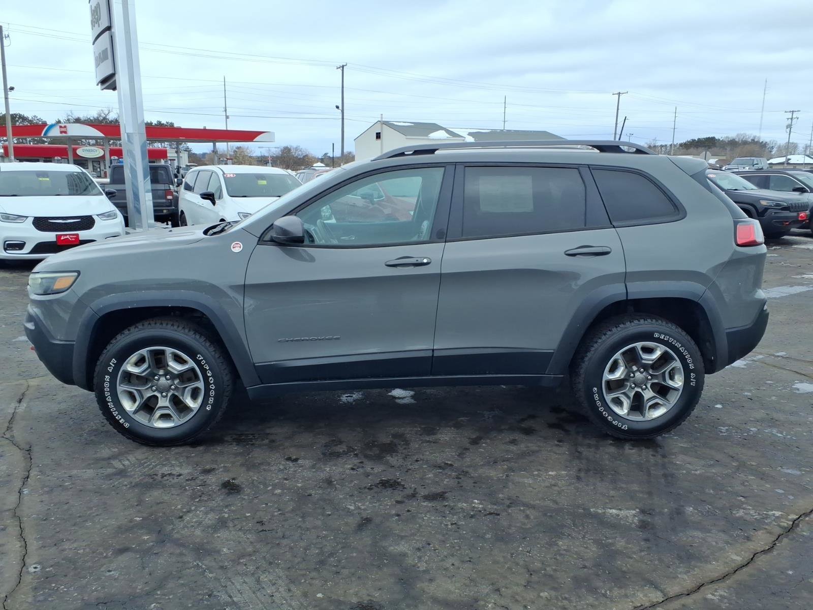 Used 2019 Jeep Cherokee Trailhawk w/ Cold Weather Group AWD/4WD image 7