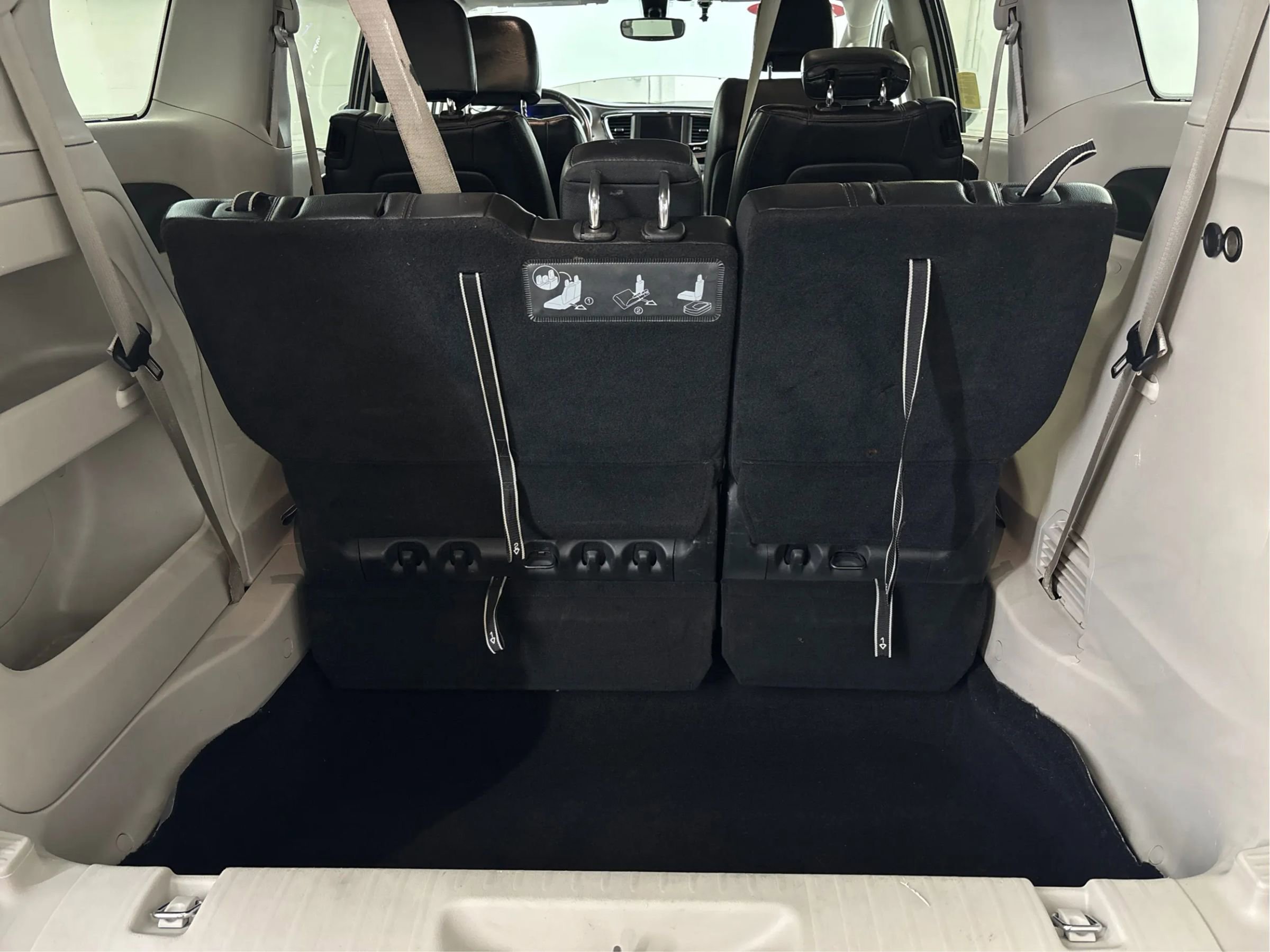 Used 2020 Chrysler Pacifica Touring-L FWD image 16