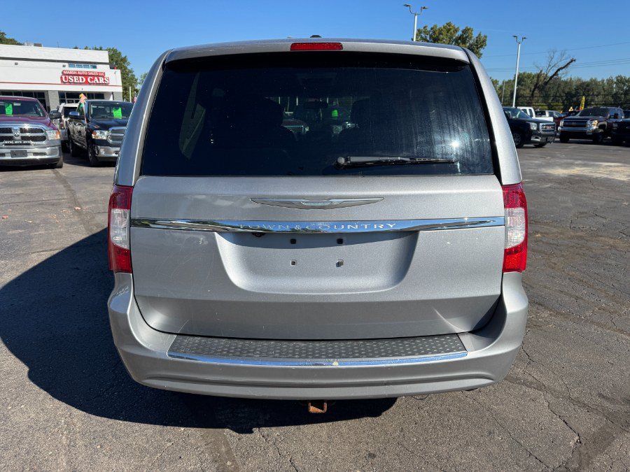 Used 2014 Chrysler Town & Country Touring FWD image 4