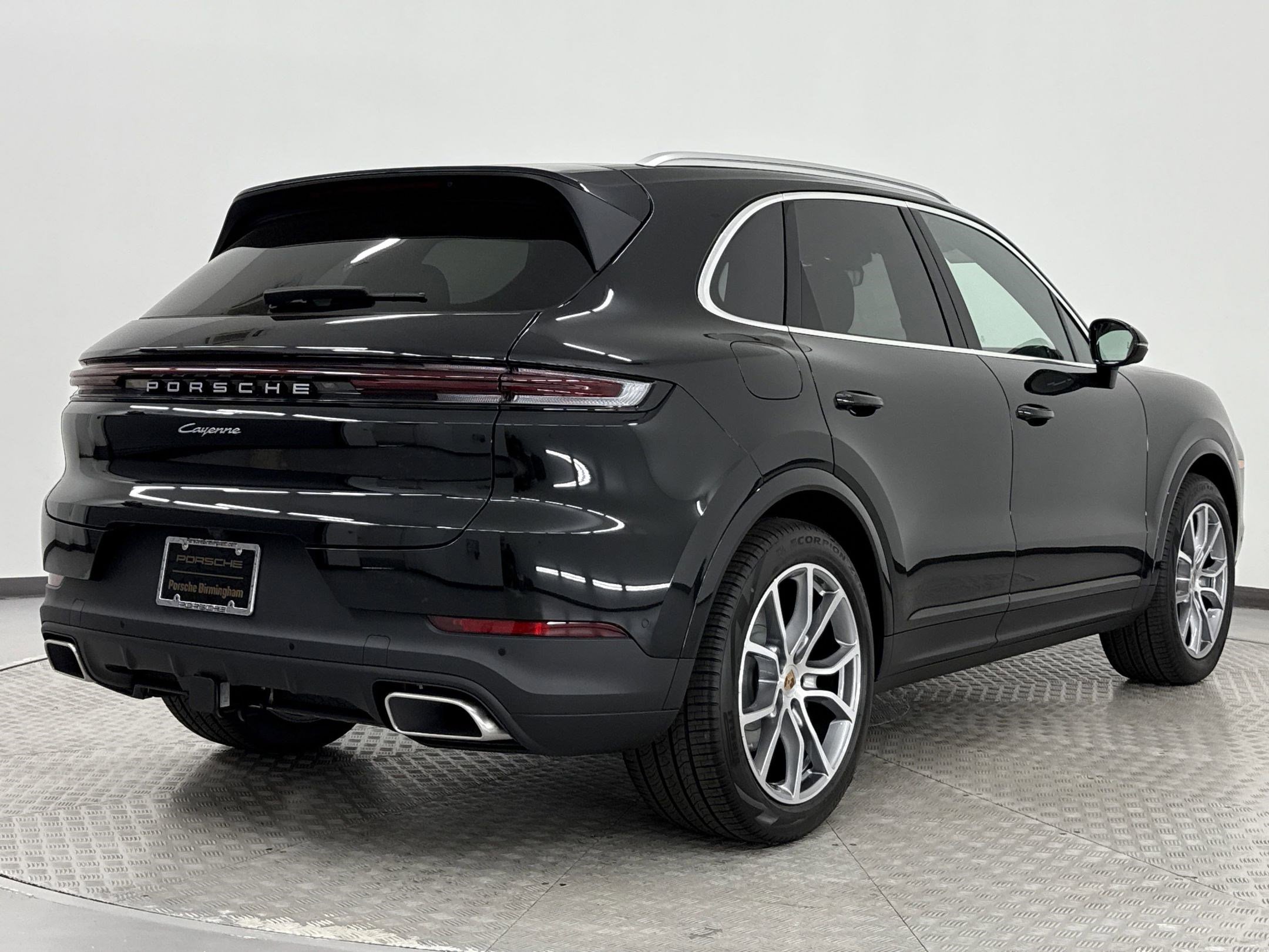 Used 2025 Porsche Cayenne image 9