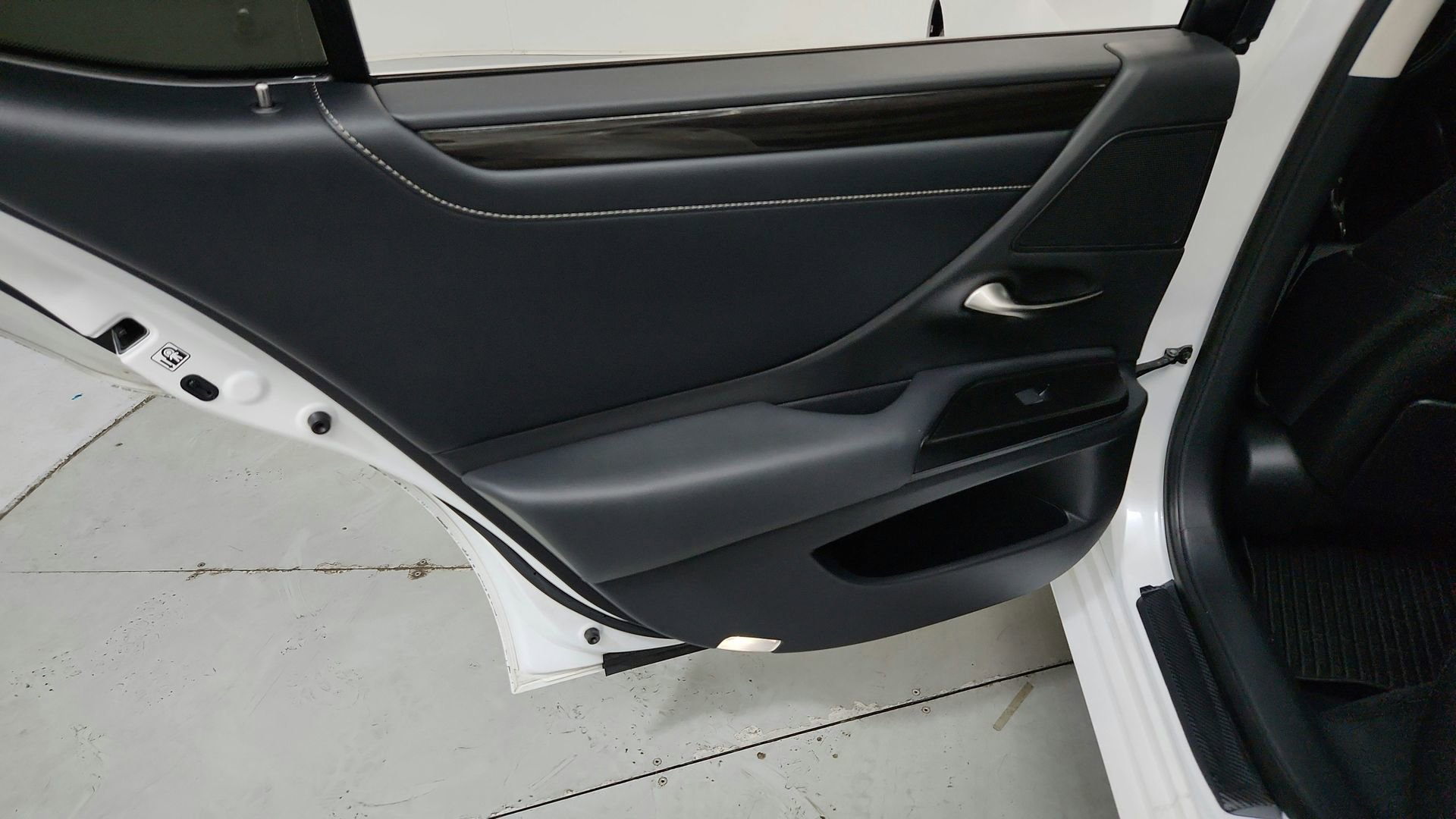 Used 2019 Lexus ES 350 w/ Premium Package image 23