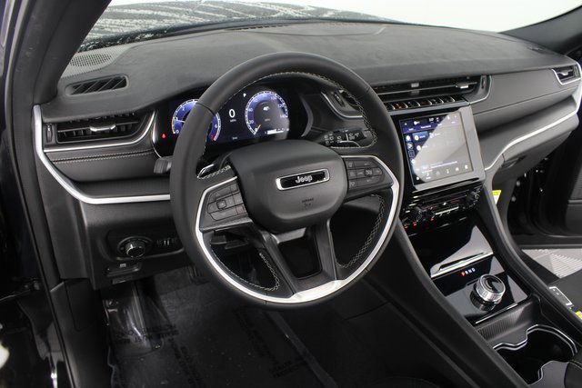 New 2025 Jeep Grand Cherokee Laredo image 8