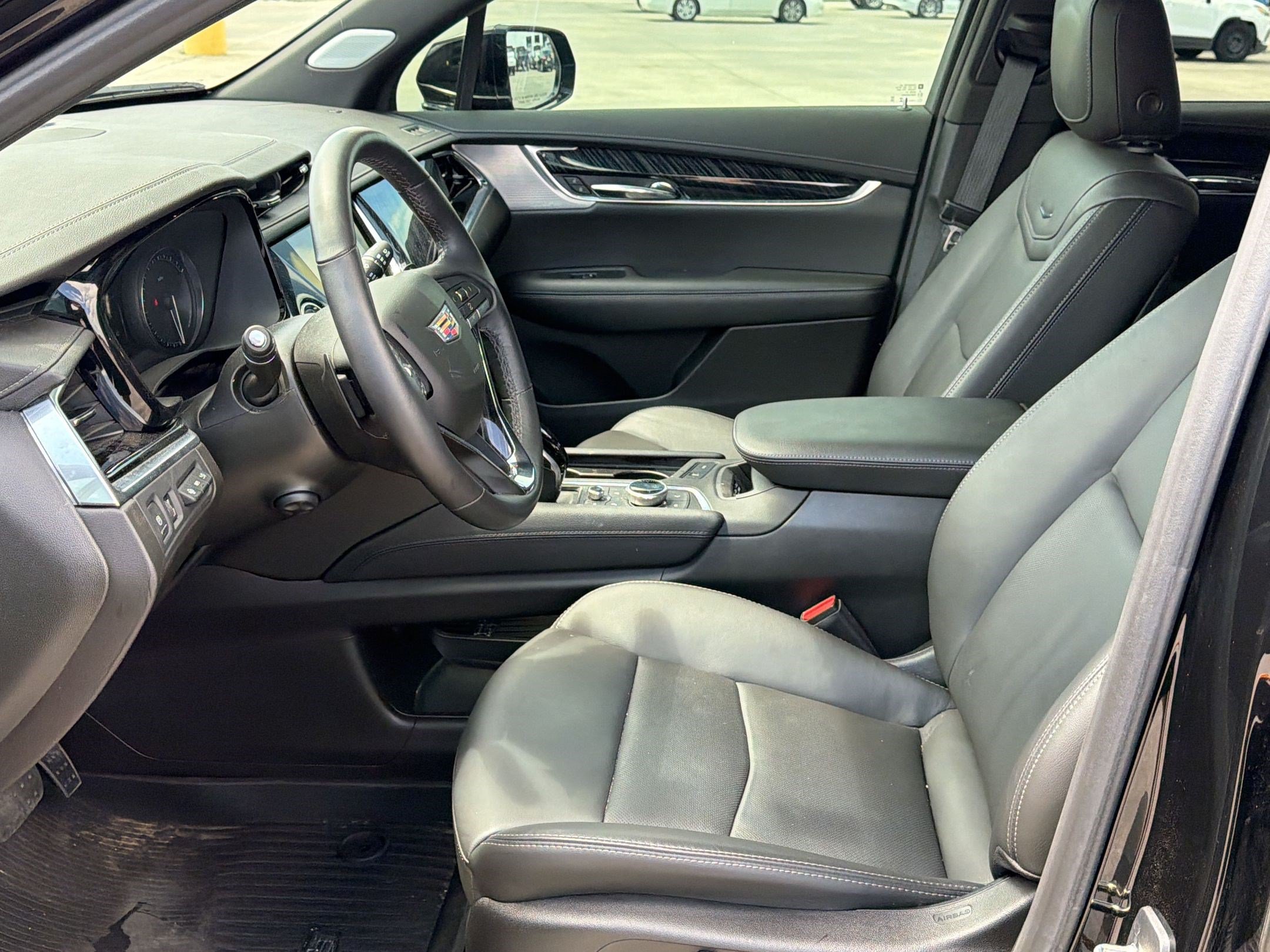 Used 2024 Cadillac XT6 Premium Luxury w/ Technology Package FWD image 5