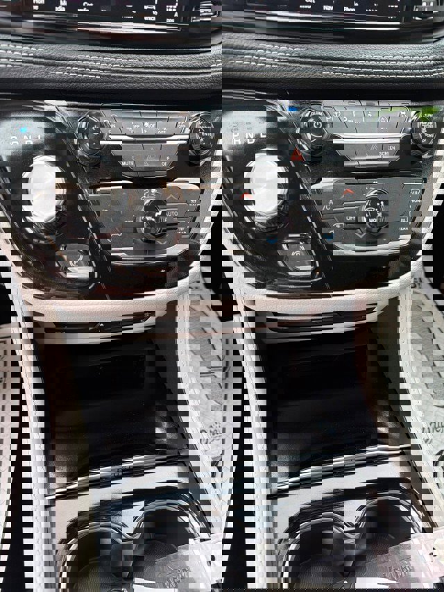 Used 2024 Chrysler Pacifica Limited w/ Uconnect Theater Family Group image 11