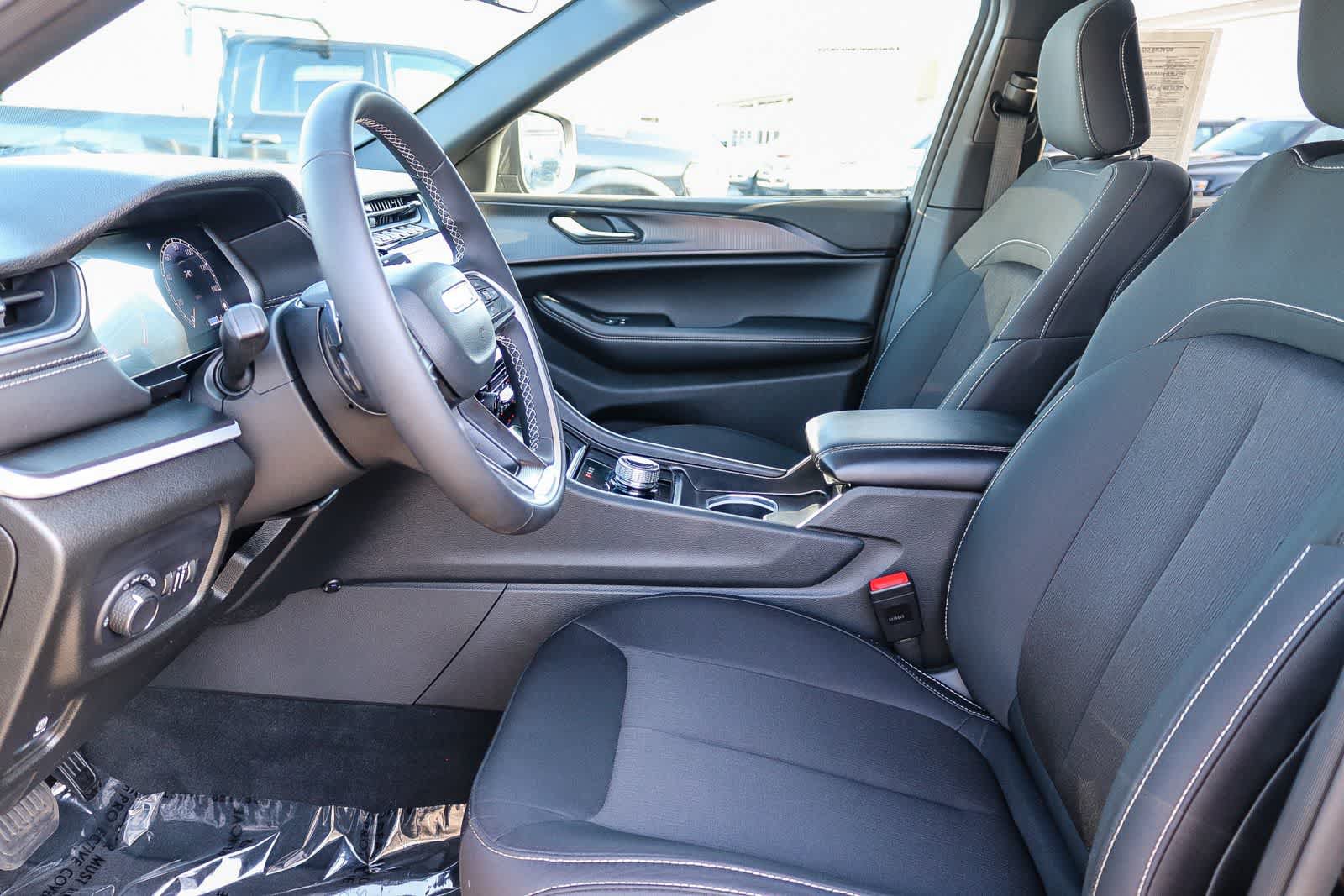 Used 2025 Jeep Grand Cherokee Laredo X RWD image 16