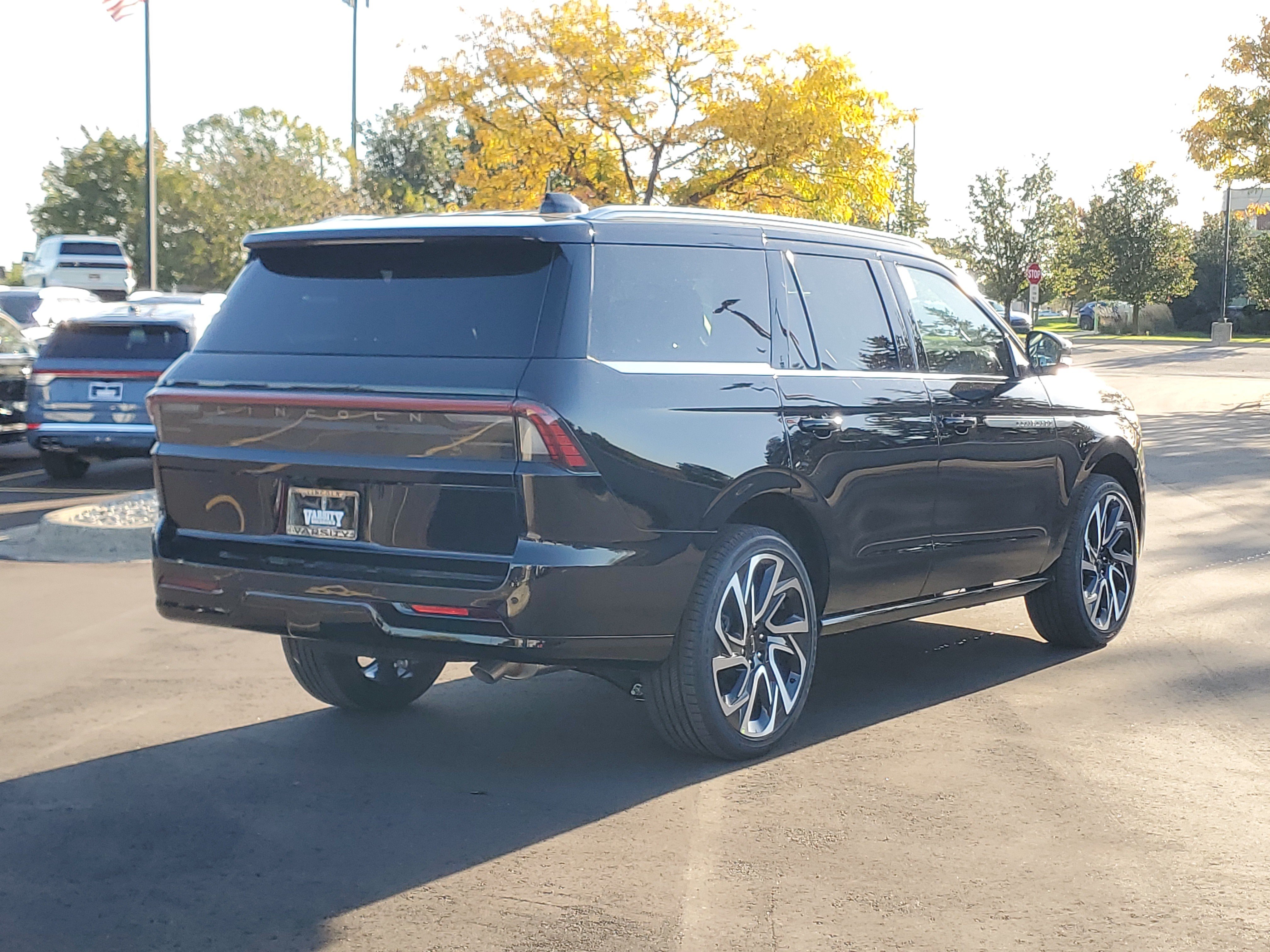 New 2027 Lincoln Navigator Reserve AWD/4WD image 4