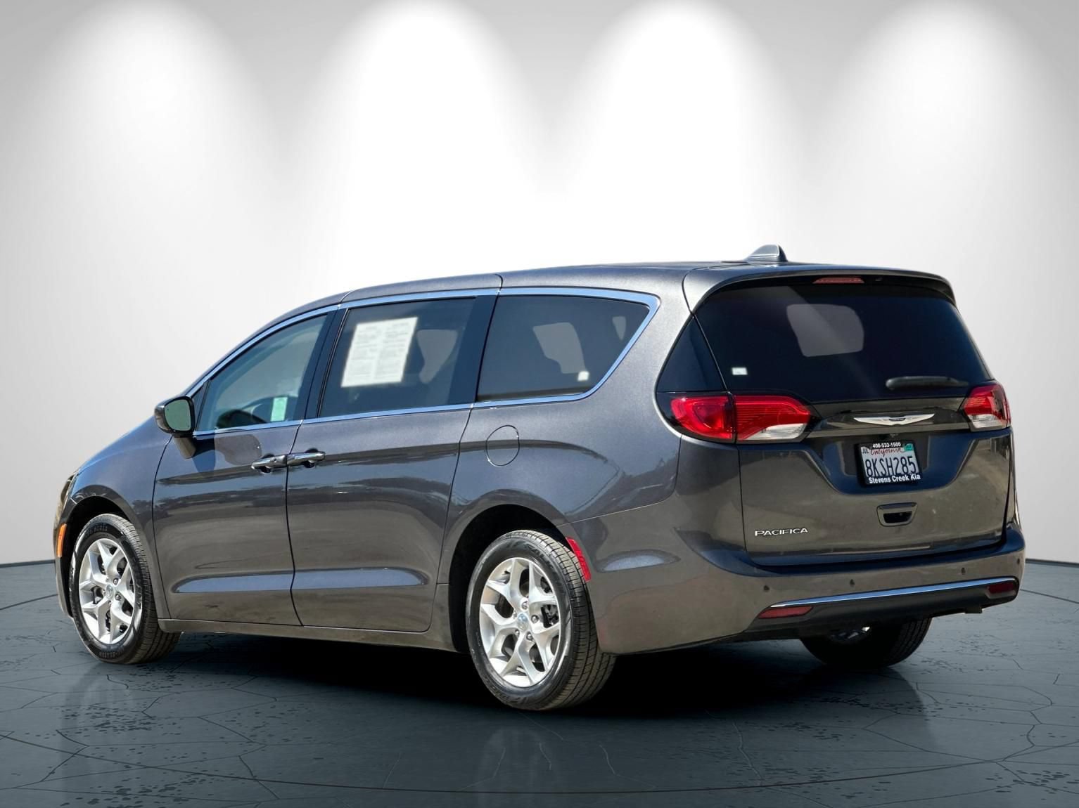 Used 2019 Chrysler Pacifica Touring Plus w/ Tire & Wheel Group FWD image 6