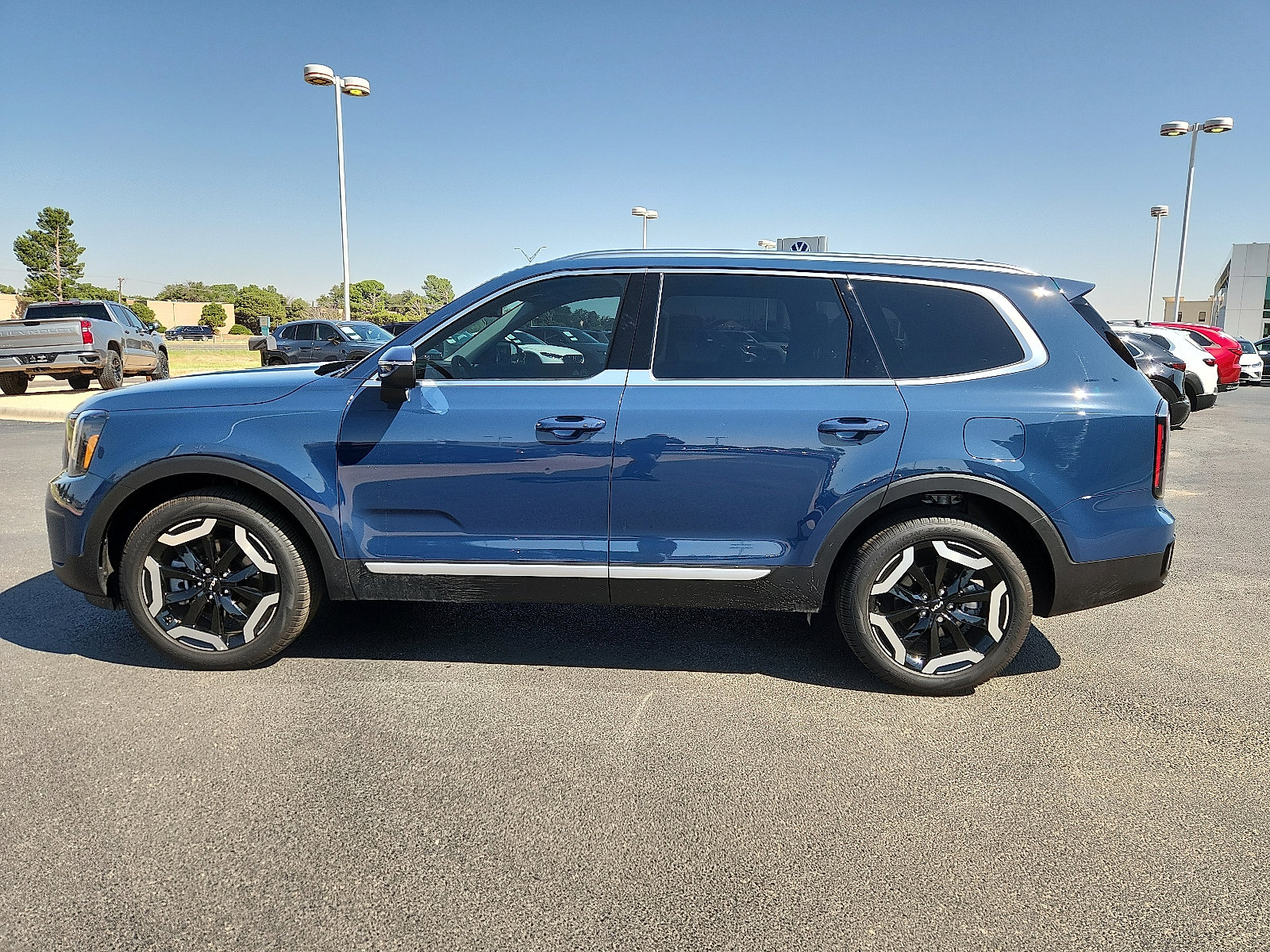 Used 2025 Kia Telluride EX w/ EX Captain's Chair Package image 4