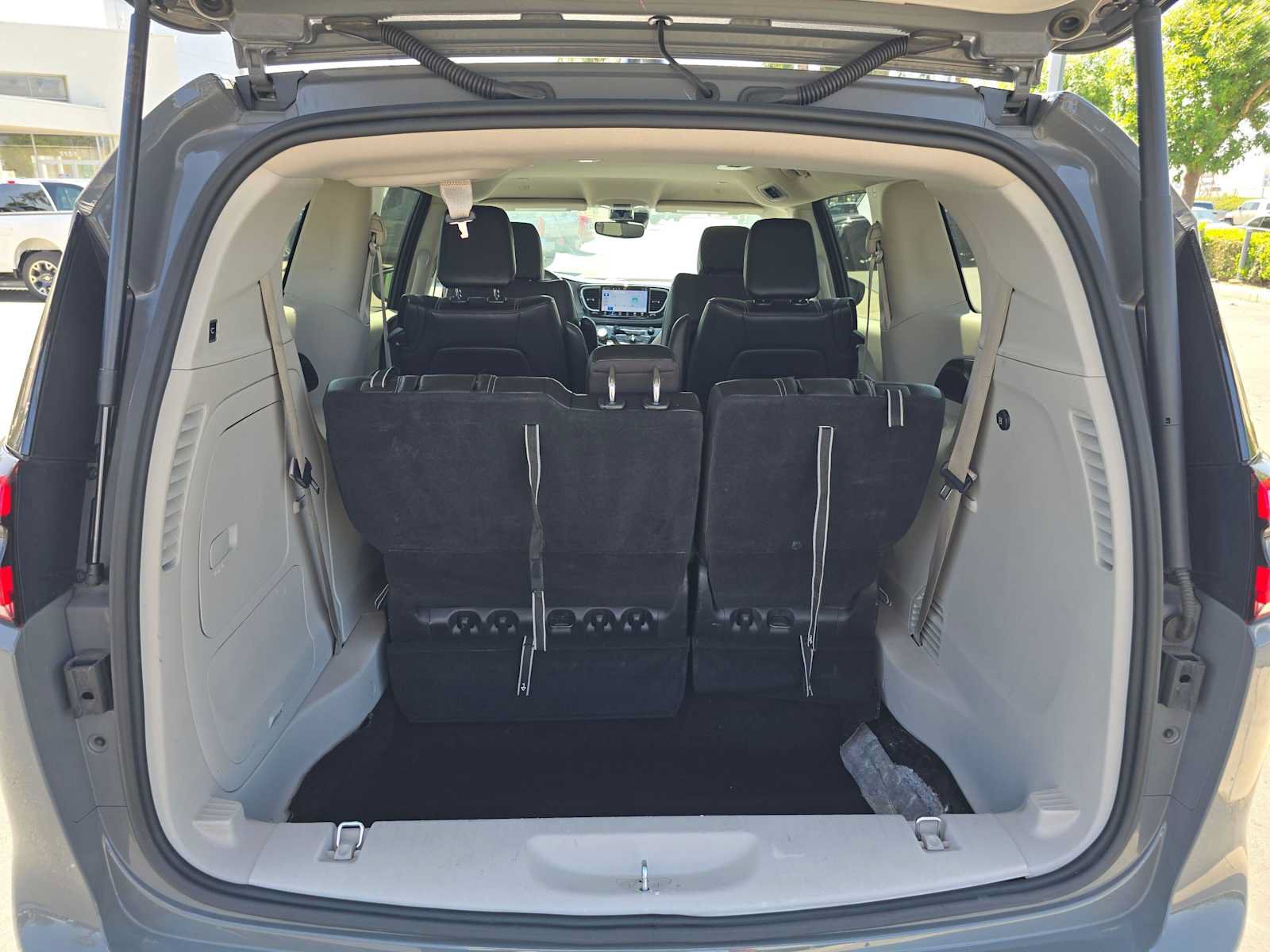 Used 2023 Chrysler Pacifica Touring-L FWD image 15