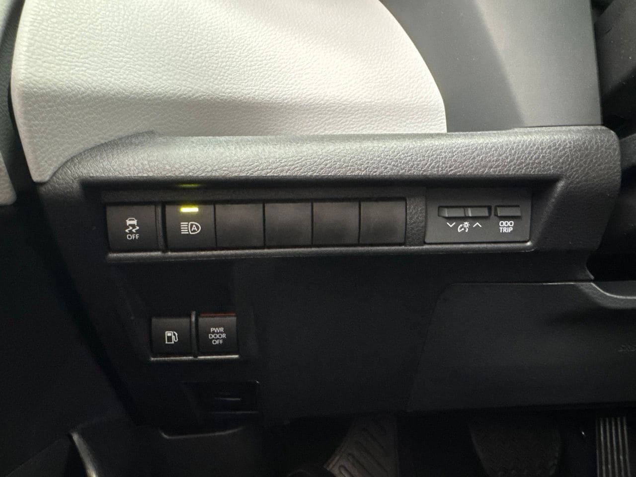 Used 2026 Toyota Sienna XLE FWD image 32