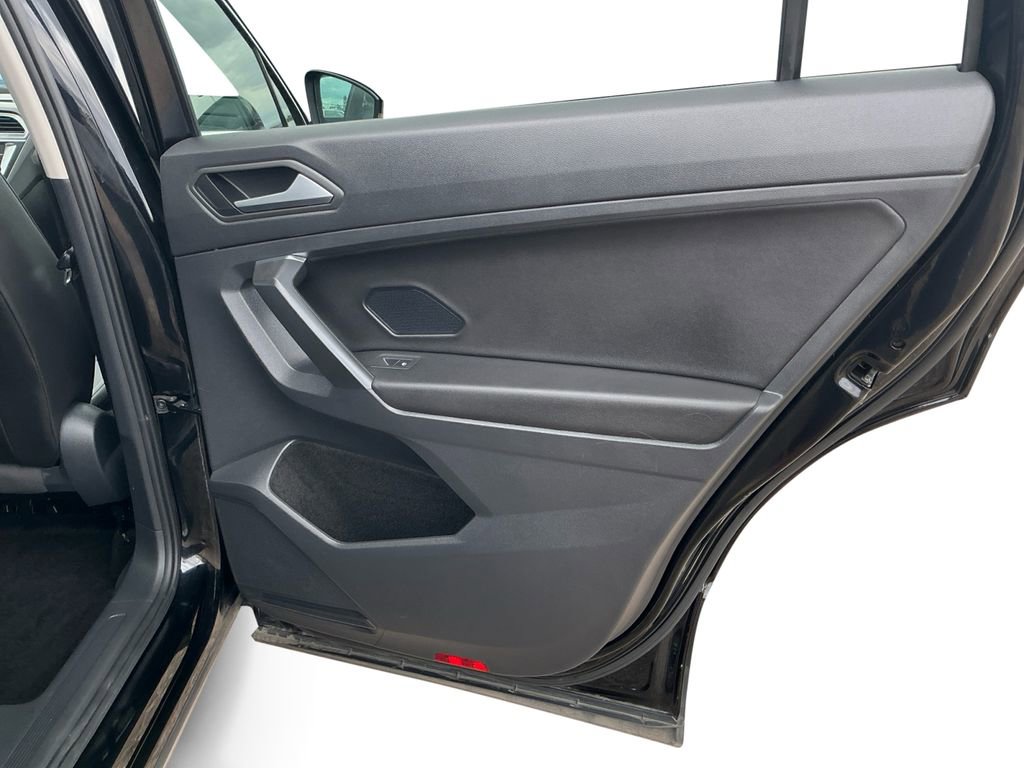 Used 2021 Volkswagen Tiguan SE w/ Panoramic Sunroof Package AWD/4WD image 17