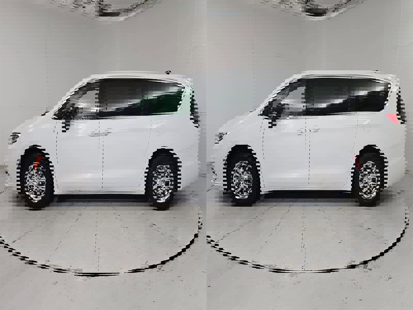 Used 2024 Chrysler Pacifica Touring-L image 3