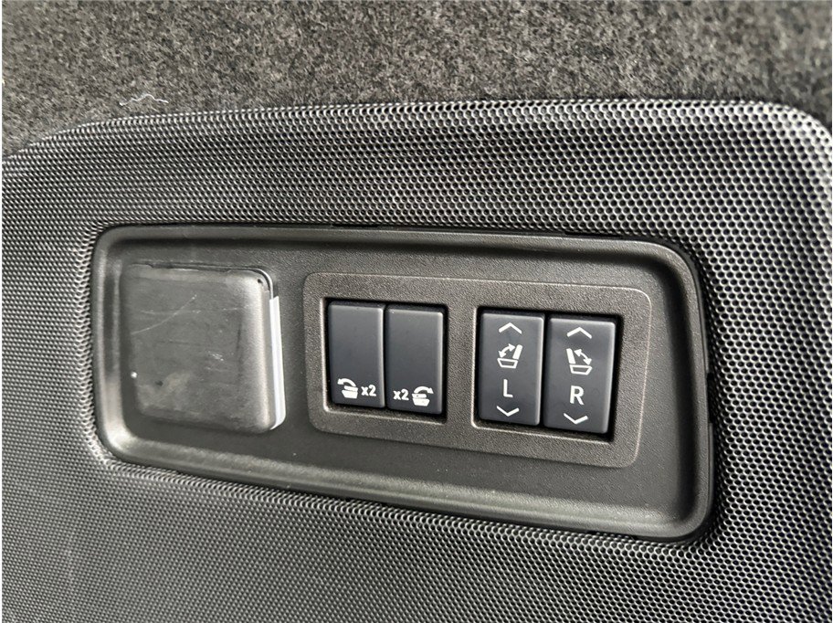 Used 2025 Cadillac Escalade ESV Premium Luxury image 45