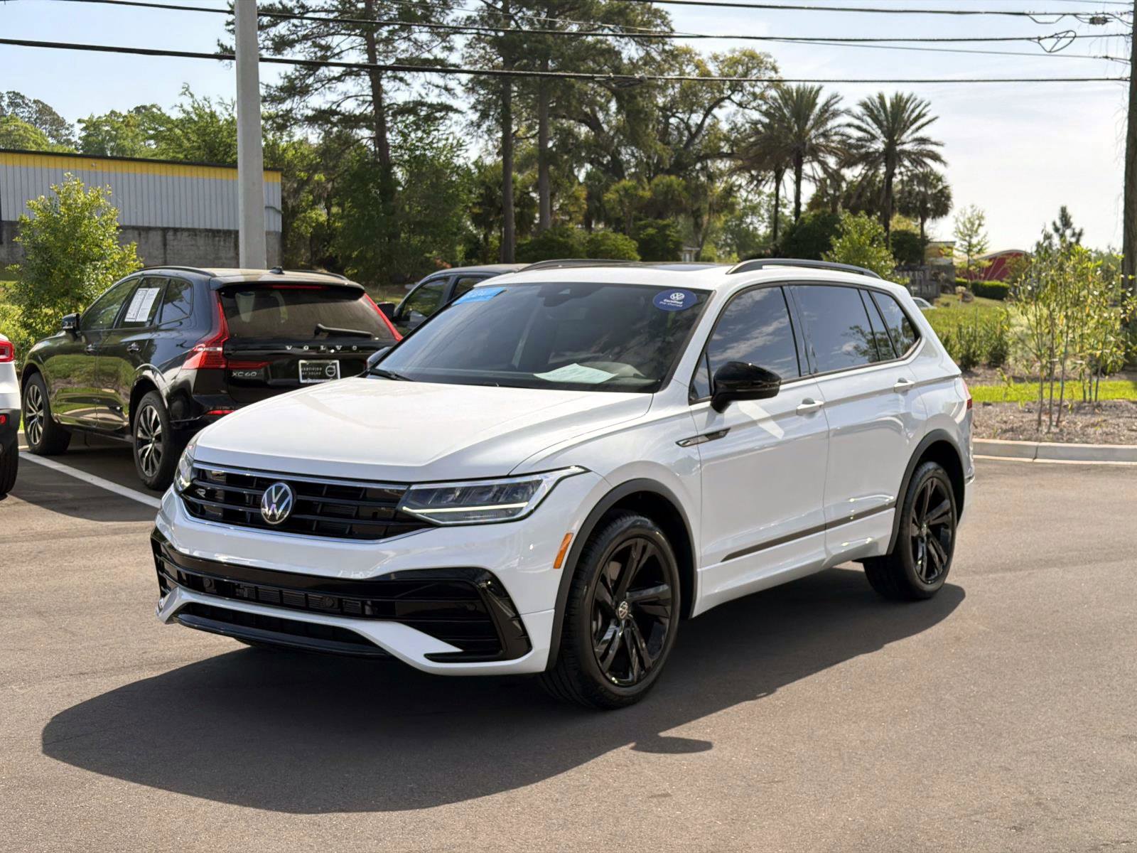 Used 2024 Volkswagen Tiguan SE R-Line image 1